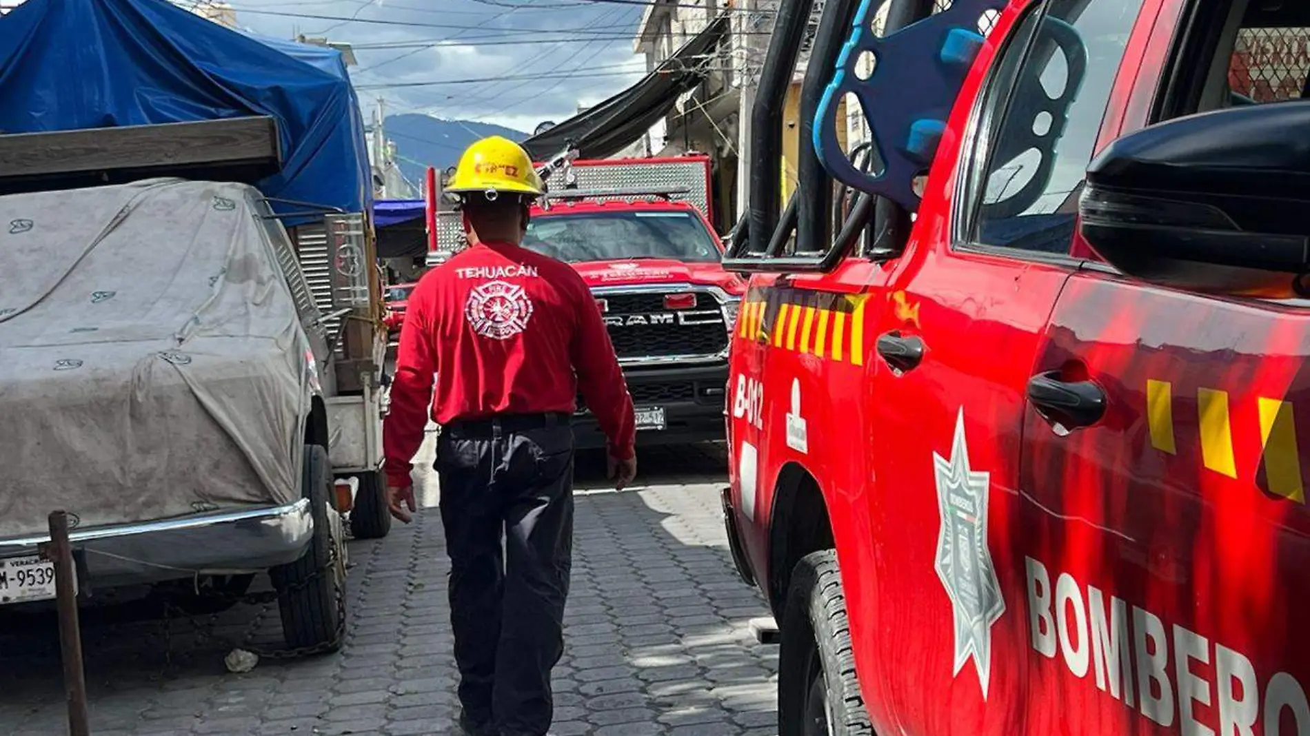 bomberos y autoridades de Tehuacan apoyan en mercado colonia La Purisima